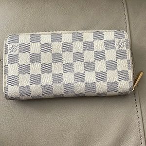 Zippy wallet gently used